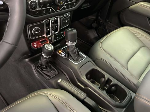 Used 2025 Jeep Gladiator Mojave AWD/4WD image 23