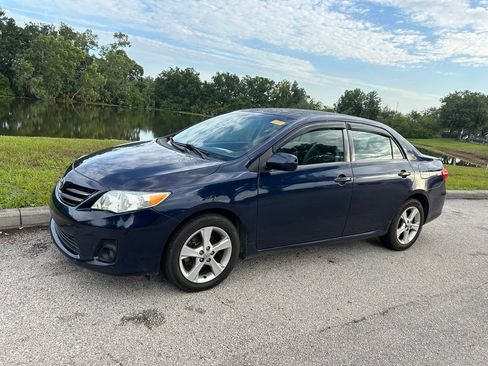 Used 2013 Toyota Corolla LE w/ Preferred Accessory Pkg #2 FWD image 2