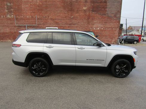 Used 2023 Jeep Grand Cherokee L Laredo image 2