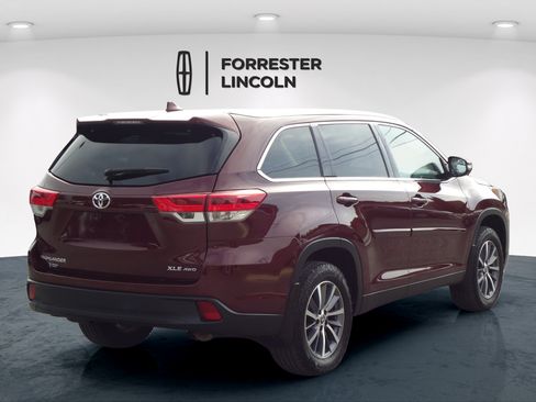 Used 2019 Toyota Highlander XLE AWD/4WD image 3