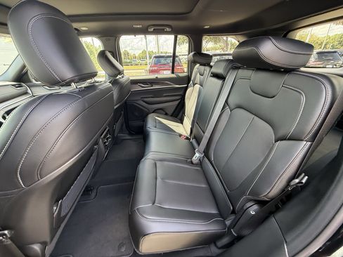 New 2025 Jeep Grand Cherokee Limited w/ Luxury Tech Group II image 16