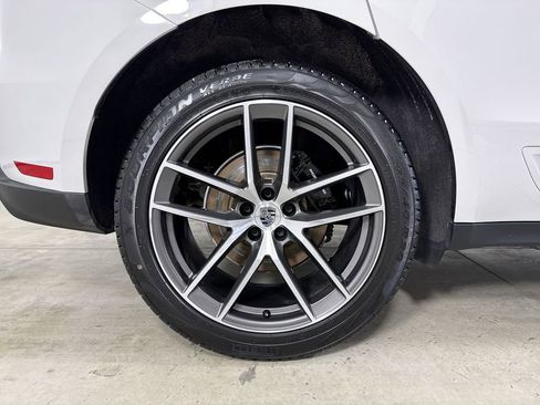 Certified 2025 Porsche Macan image 16