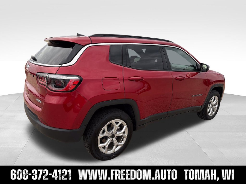 Used 2025 Jeep Compass Latitude w/ Sun & Sound Group AWD/4WD image 8