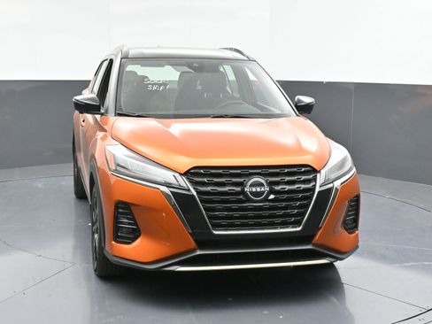 Used 2023 Nissan Kicks SR image 2
