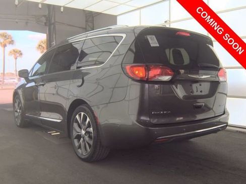 Used 2017 Chrysler Pacifica Limited image 3