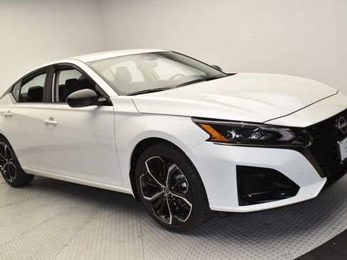 Used 2025 Nissan Altima 2.5 SR FWD image 3