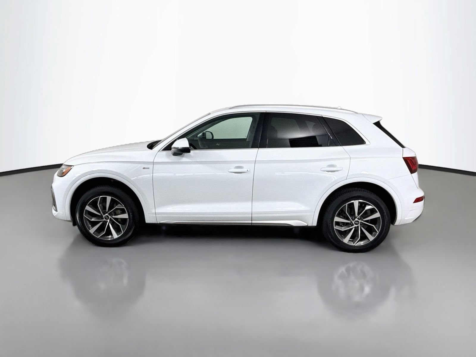 Certified 2023 Audi Q5 2.0T Premium Plus w/ Premium Plus Package AWD/4WD image 2