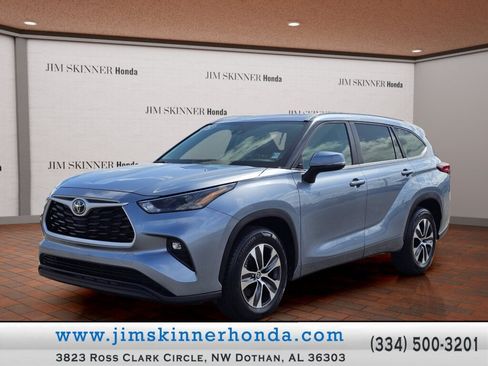 Used 2023 Toyota Highlander XLE FWD image 1