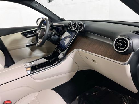Used 2025 Mercedes-Benz GLC 300 4MATIC image 30