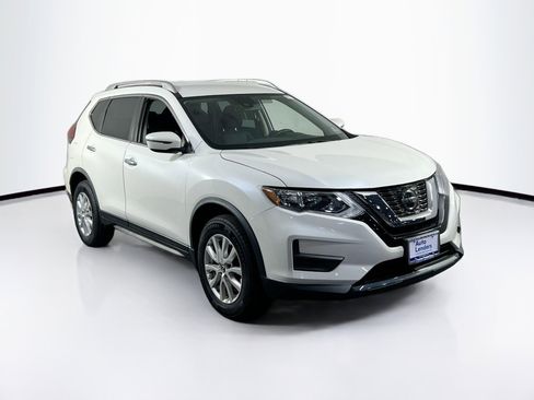 Used 2020 Nissan Rogue SV image 3
