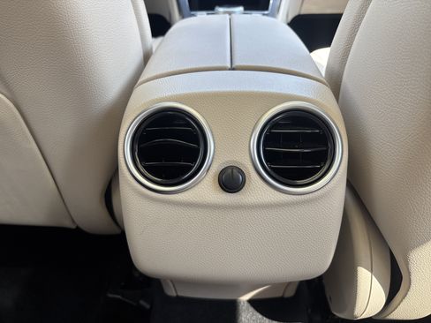 Used 2019 Mercedes-Benz GLC 300 4MATIC image 10