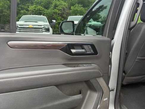 Used 2025 Chevrolet Suburban Premier AWD/4WD image 15