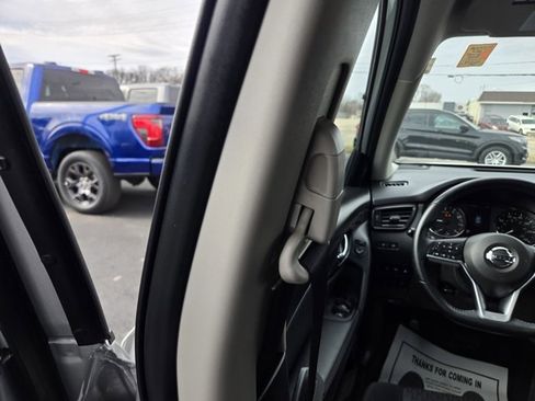 Used 2020 Nissan Rogue SV image 31