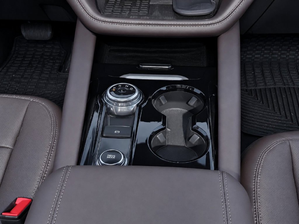 Used 2025 Ford Explorer Platinum RWD image 18