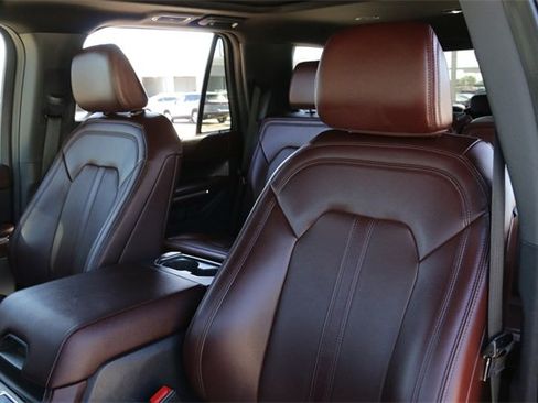 Used 2024 Ford Expedition Limited image 11