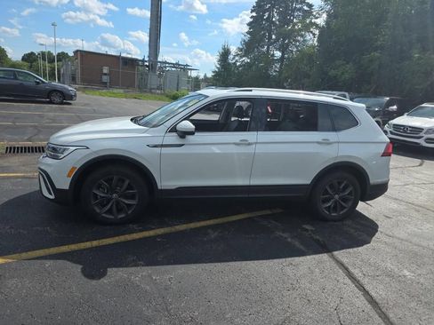 Used 2023 Volkswagen Tiguan SE w/ Panoramic Sunroof Package FWD image 4