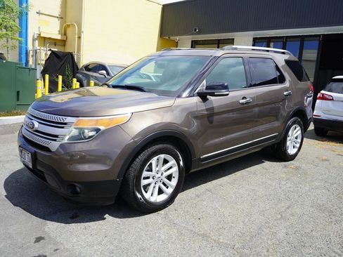 Used 2015 Ford Explorer XLT w/ Equipment Group 202A AWD/4WD image 4