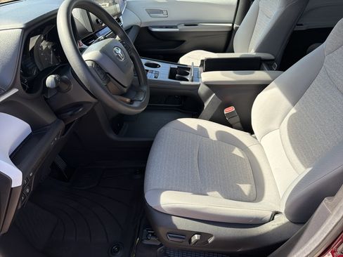 Certified 2025 Toyota Sienna LE w/ LE Plus Package FWD image 19