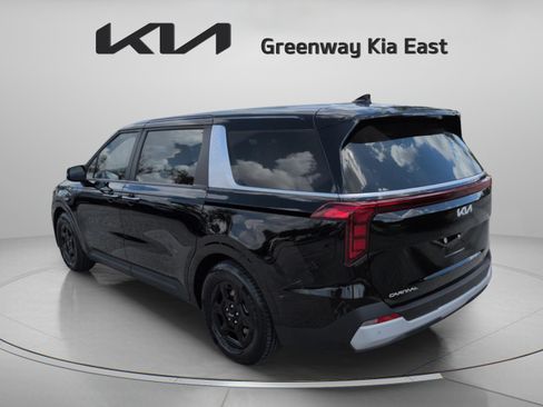 Used 2025 Kia Carnival FWD image 8