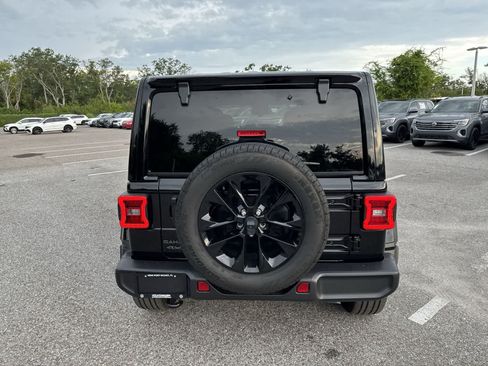 Used 2025 Jeep Wrangler Unlimited Sahara AWD/4WD image 13
