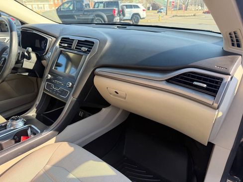Used 2019 Ford Fusion SE image 12