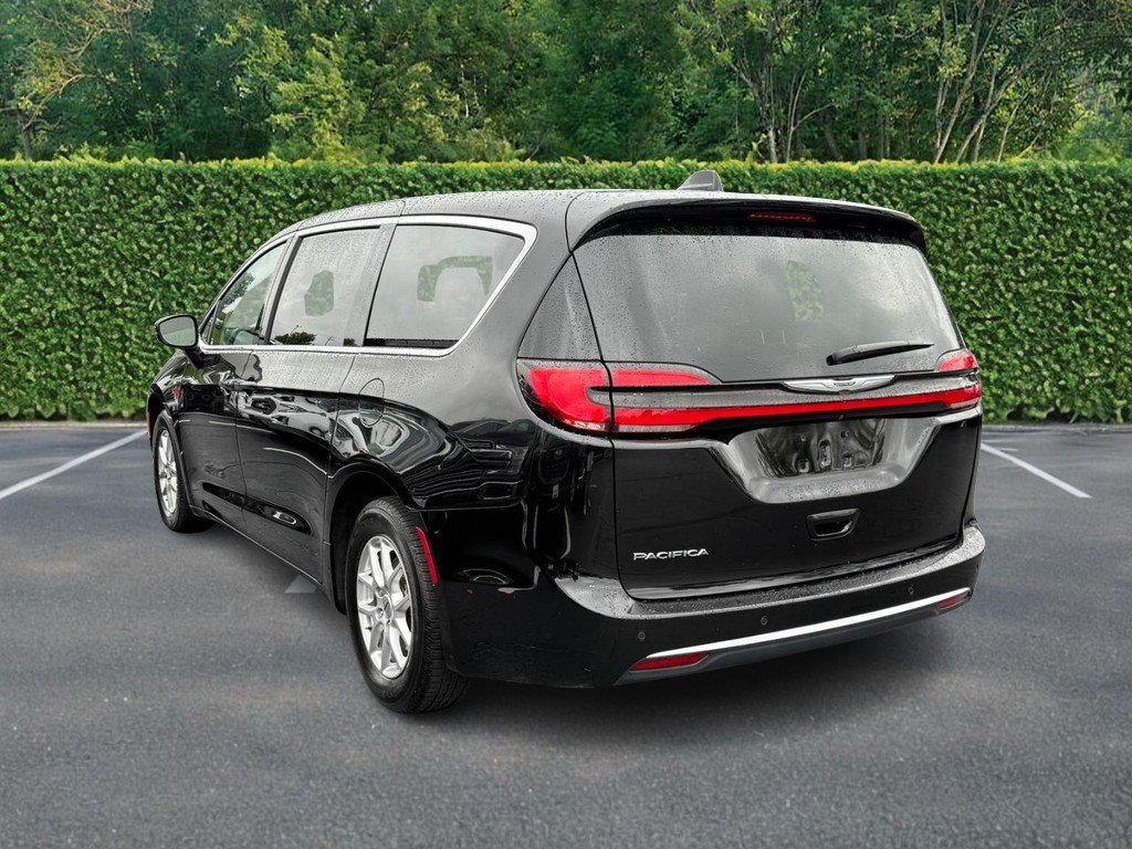 Used 2024 Chrysler Pacifica Touring-L FWD image 6