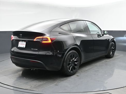 Used 2021 Tesla Model Y Long Range AWD/4WD image 18