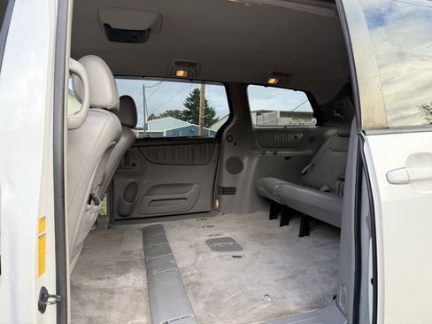 Used 2005 Toyota Sienna XLE image 16