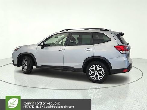 Used 2023 Subaru Forester Premium AWD/4WD image 3