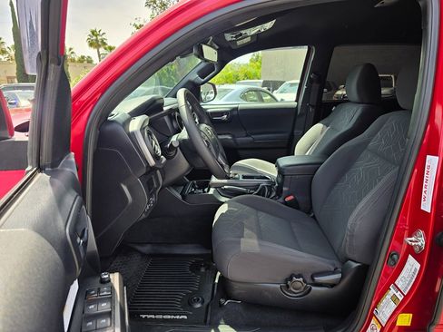 Used 2018 Toyota Tacoma TRD Off-Road w/ Technology Package AWD/4WD image 16