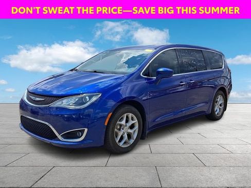 Used 2019 Chrysler Pacifica Touring Plus w/ Tire & Wheel Group FWD image 4