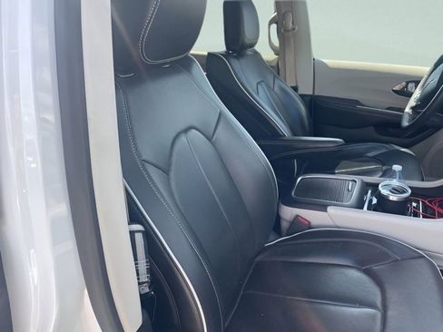 Used 2022 Chrysler Pacifica Limited image 8
