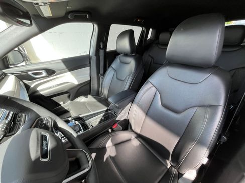 Used 2025 Jeep Compass Limited image 36