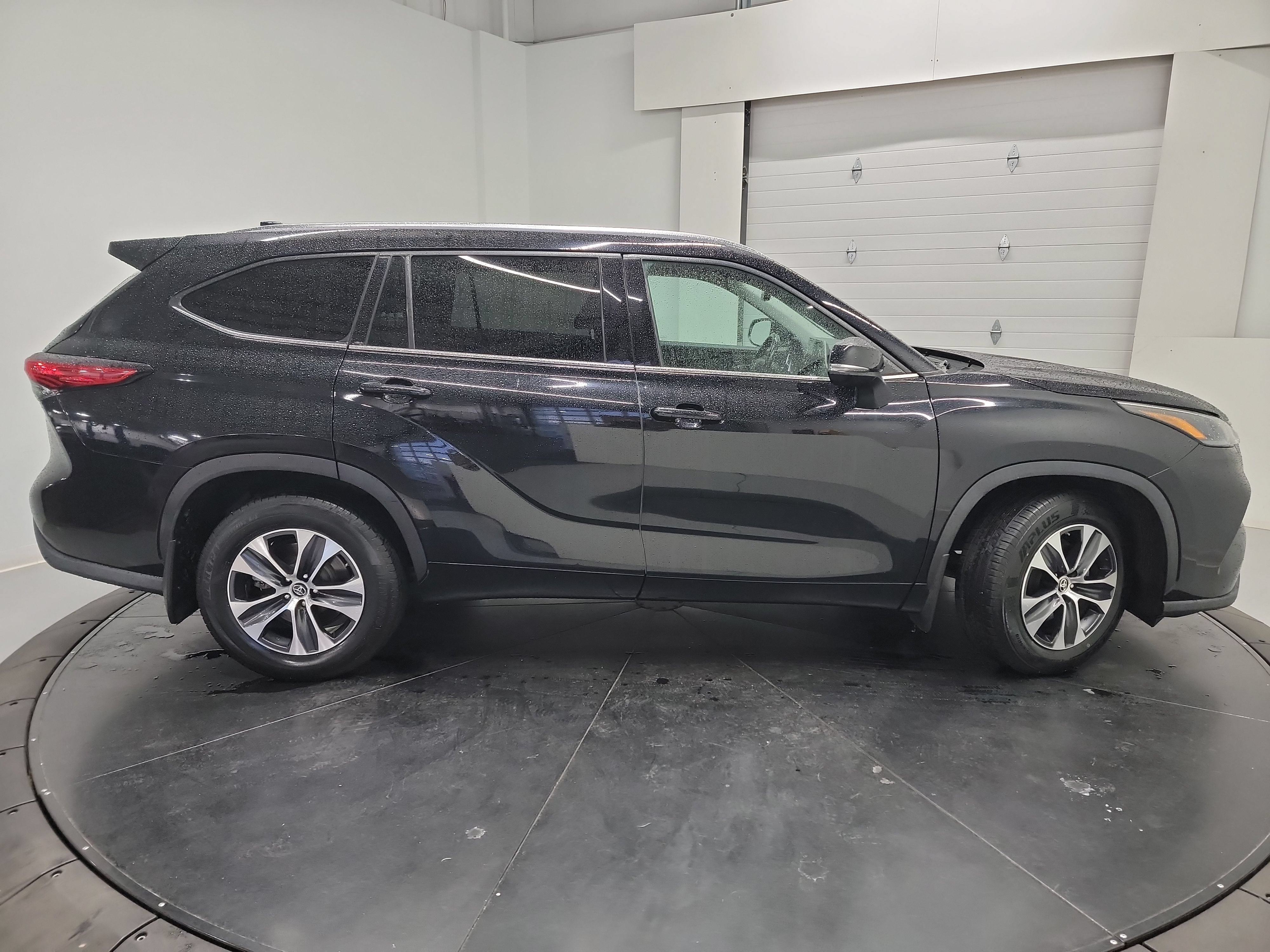 Used 2021 Toyota Highlander XLE AWD/4WD image 11