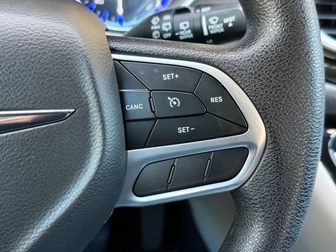 Used 2021 Chrysler Voyager L FWD image 29
