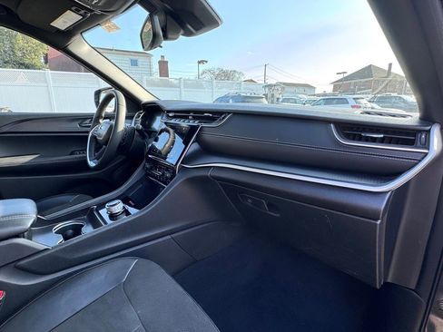 Used 2024 Jeep Grand Cherokee Altitude image 16