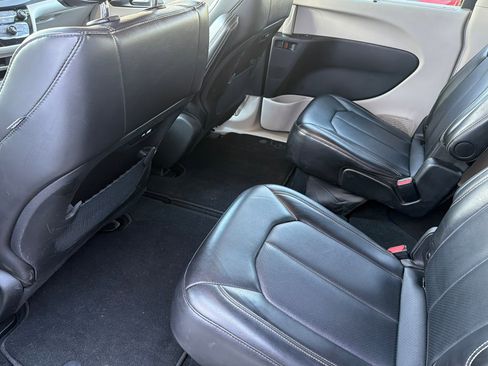 Used 2024 Chrysler Pacifica Touring-L image 11