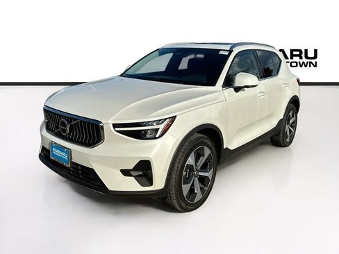Used 2025 Volvo XC40 B5 Plus AWD/4WD image 3