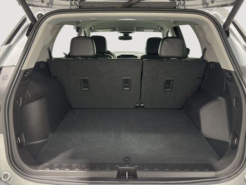 Used 2024 GMC Terrain SLT image 23