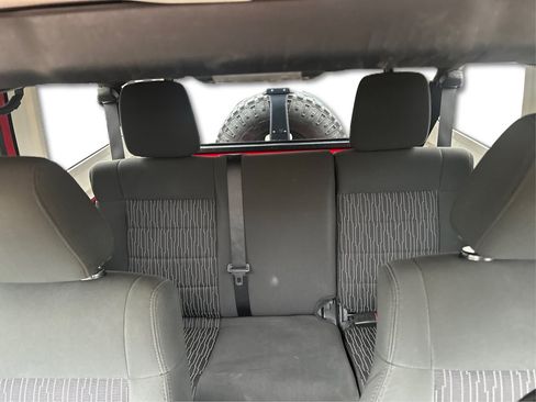 Used 2012 Jeep Wrangler Unlimited Sahara w/ Connectivity Group AWD/4WD image 12