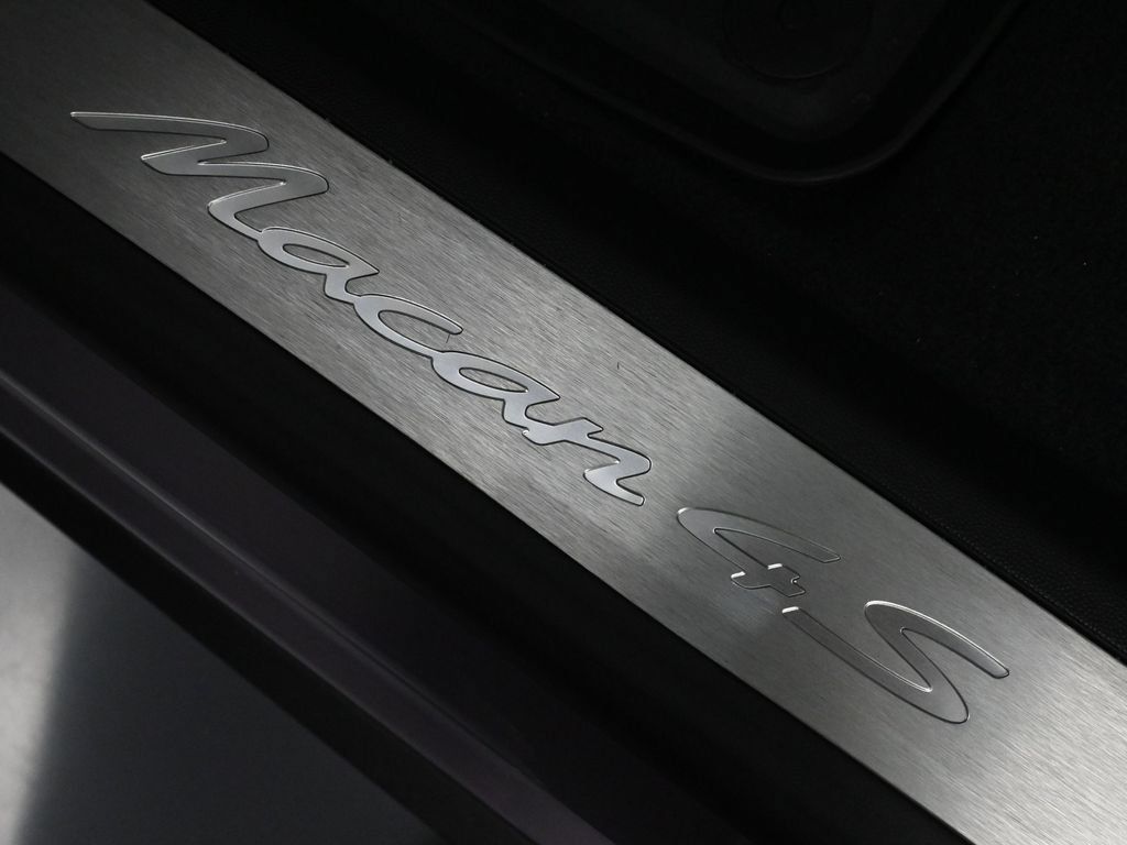 Certified 2025 Porsche Macan 4S Electric AWD/4WD image 22