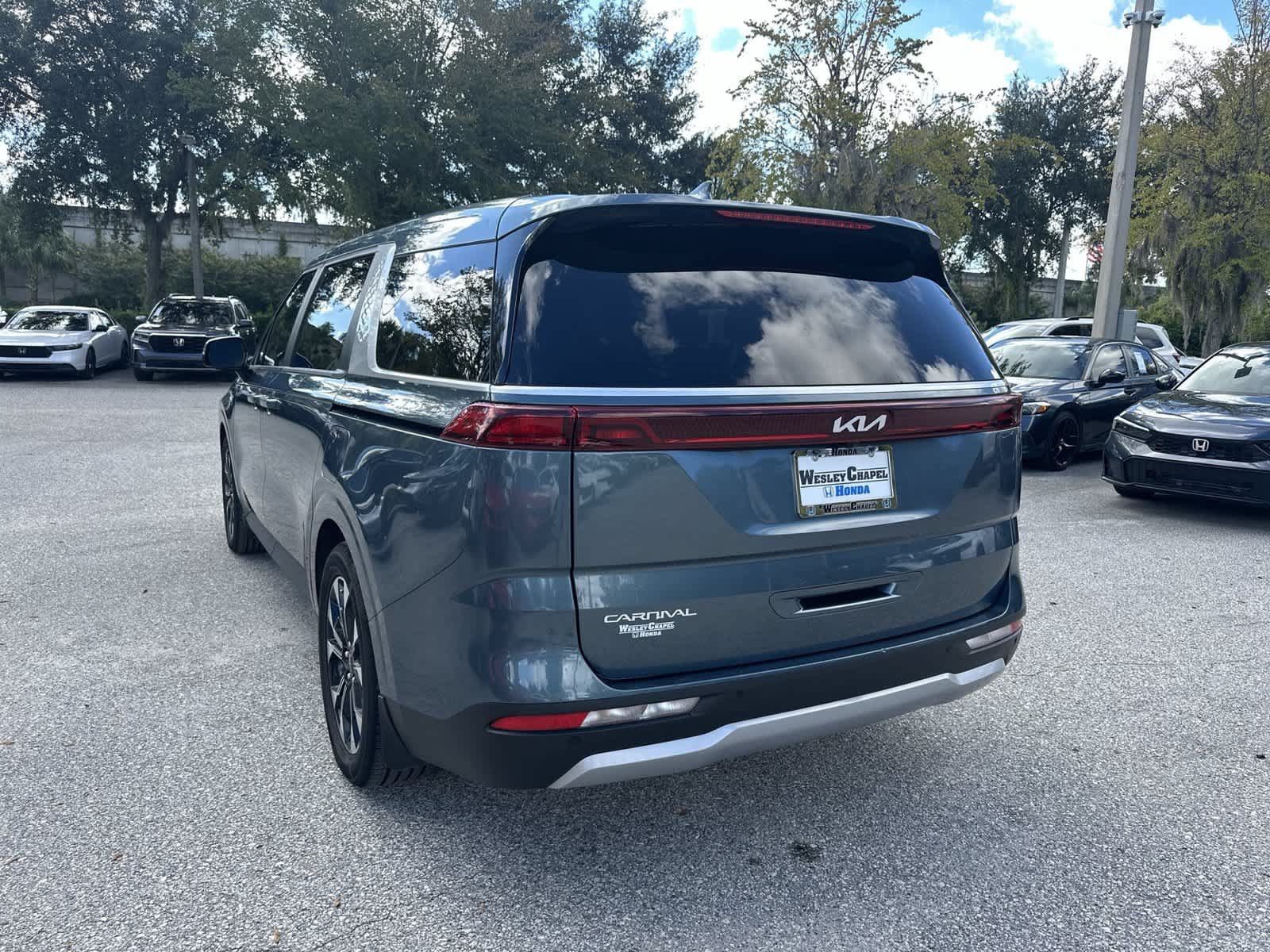 Used 2024 Kia Carnival EX FWD image 4