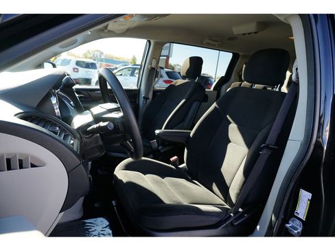 Used 2018 Dodge Grand Caravan SE w/ UConnect Hands-Free Group image 12