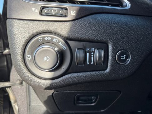 Used 2021 Jeep Cherokee Trailhawk w/ Technology Group image 28