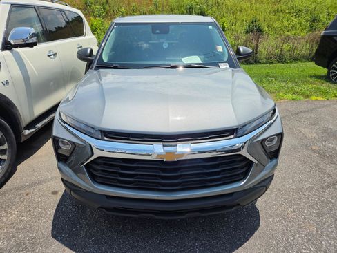 Used 2024 Chevrolet TrailBlazer LS w/ LS Convenience Package FWD image 2