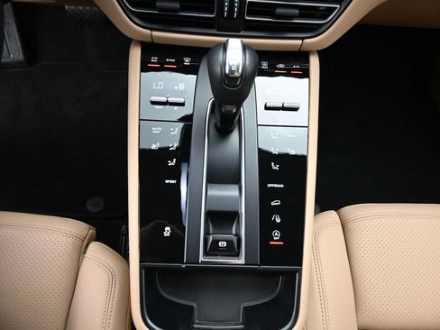 Certified 2025 Porsche Macan AWD/4WD image 15