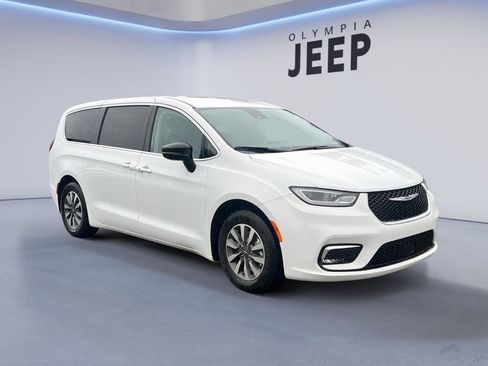 Used 2024 Chrysler Pacifica Select image 4