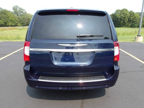 Used 2014 Chrysler Town & Country Touring-L w/ Driver Convenience Group FWD image 4