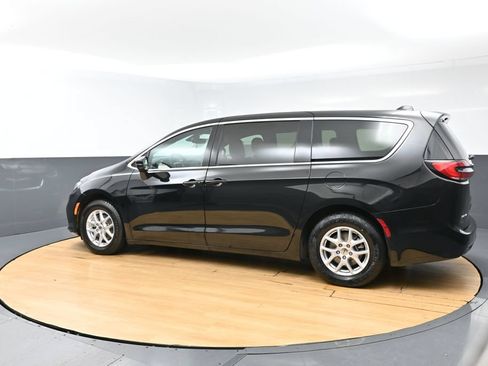 Used 2025 Chrysler Pacifica Select FWD image 4
