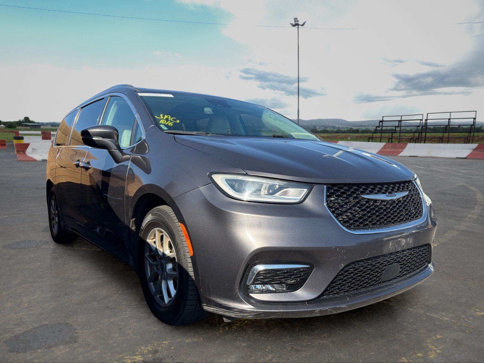 Used 2021 Chrysler Pacifica Touring-L FWD image 2